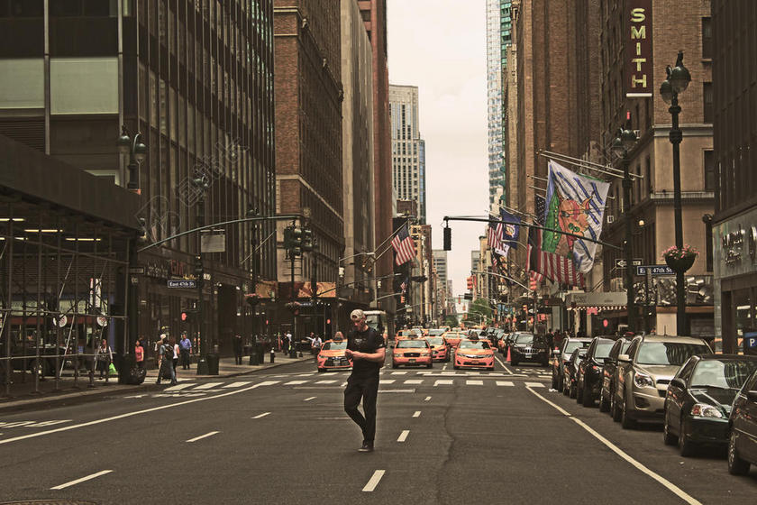 街景热闹高楼大街下的行人汽车等街景街拍城市景观背景图片