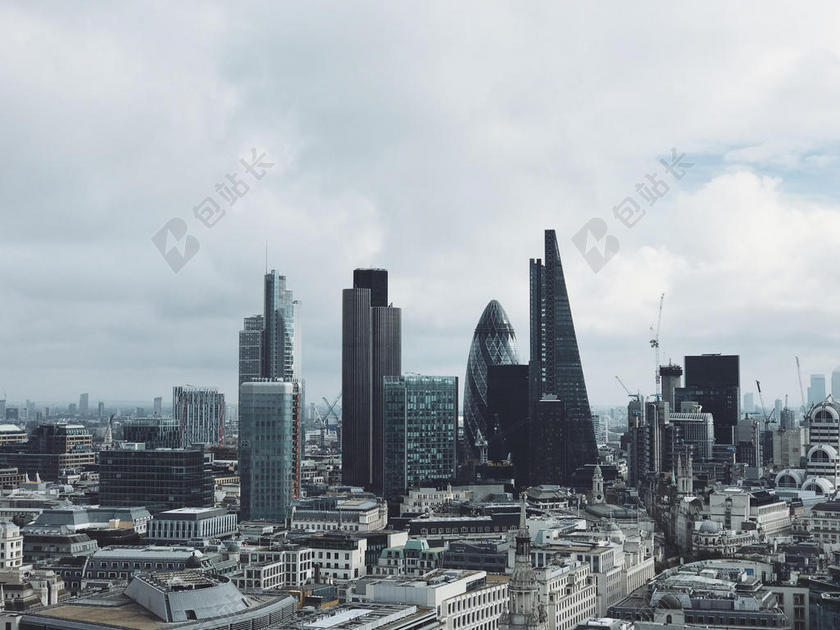 建筑现代天空下的高楼大厦建筑设计城市景观背景图片