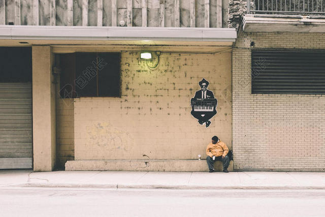 街景冷清灯光大街上的行人街景街拍背景图片