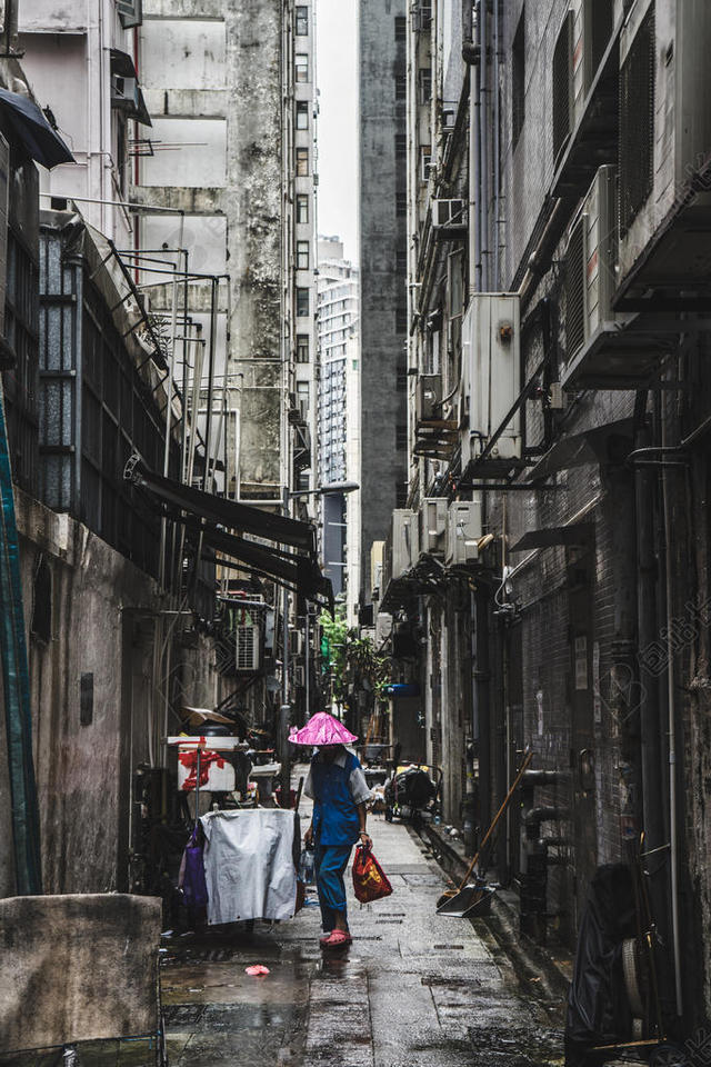 人背影小巷间的女人背景图片