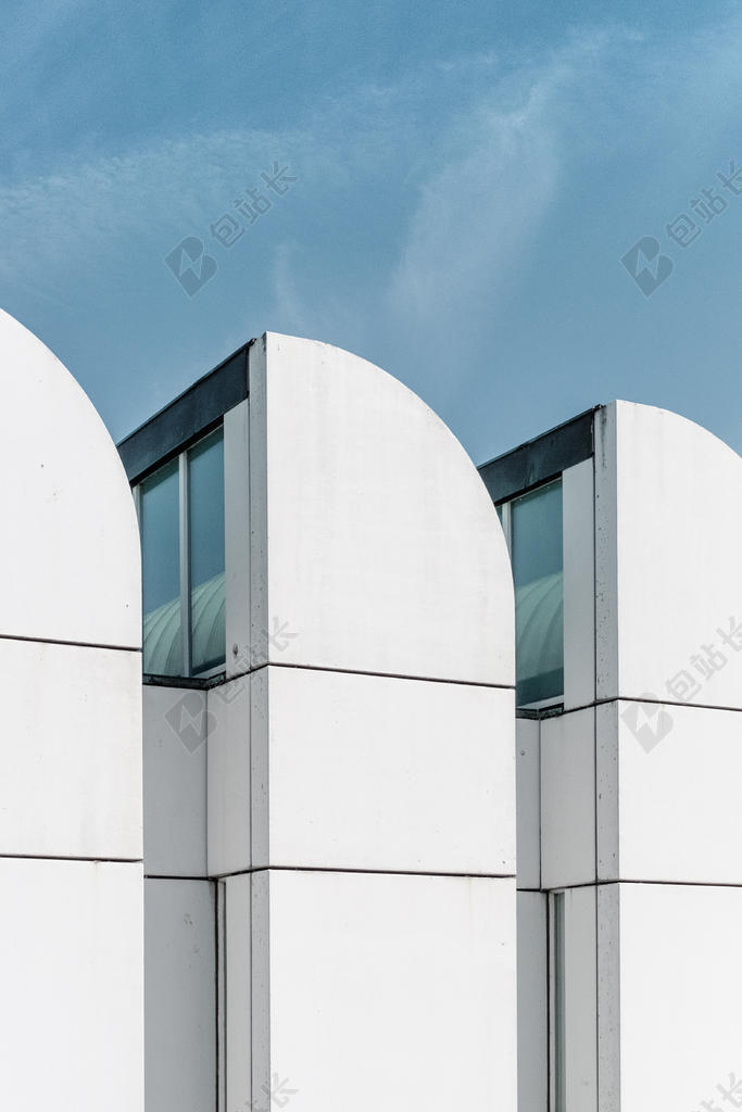 白色建筑大厦城市现代化背景图片