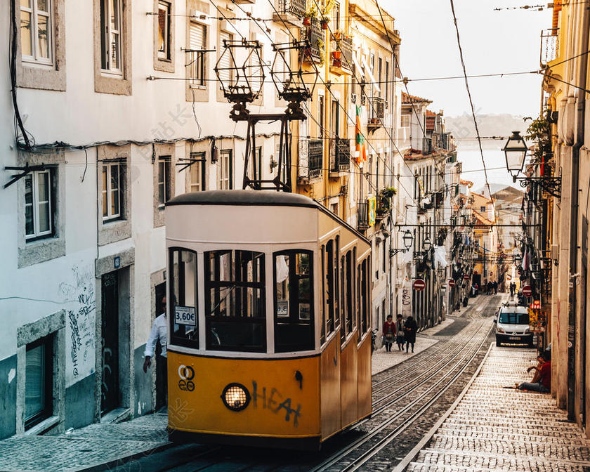 交通小镇的观光电车背景图片