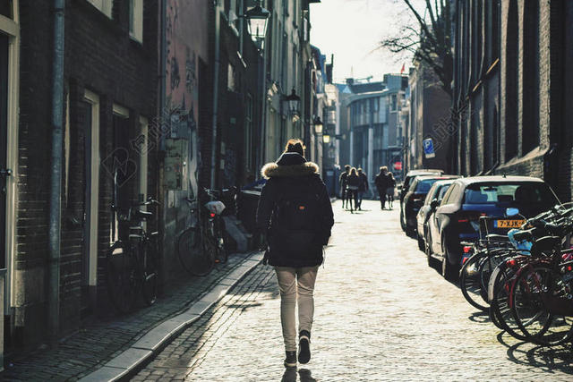 马路上散步的女人背景图片