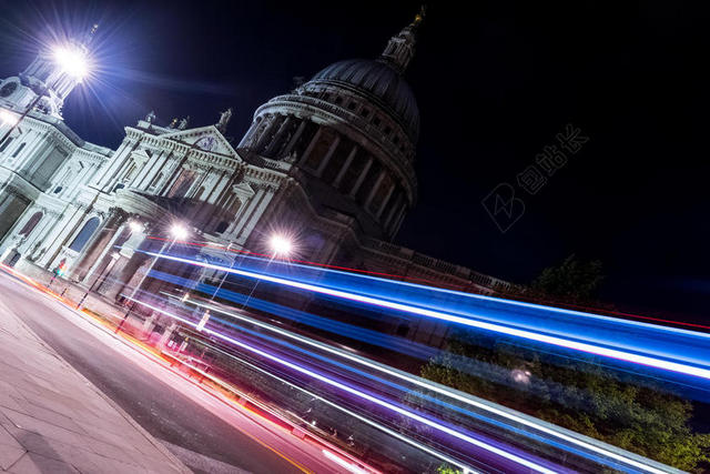 夜晚马路上的光轨背景图片