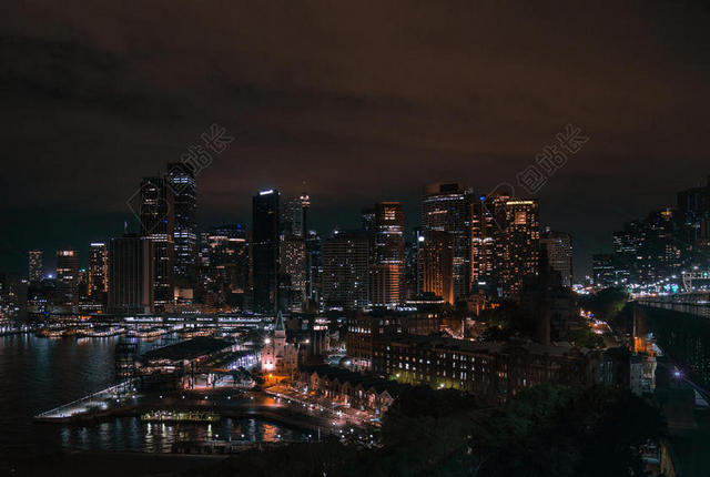 夜景繁华霓虹闪烁的都市城市夜景景观背景图片