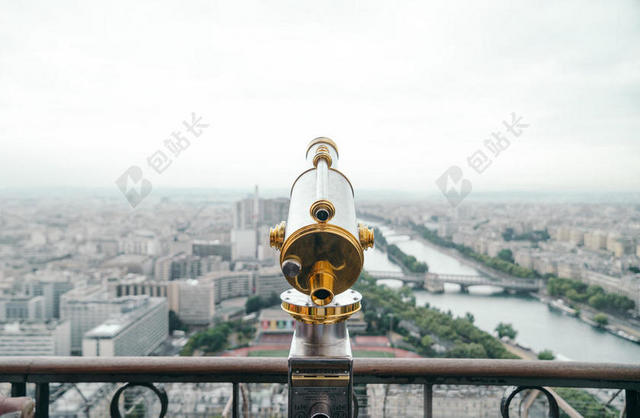 阳台上金属望远镜背景图片