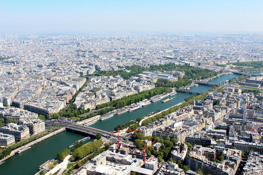 白天的城市和河流背景图片