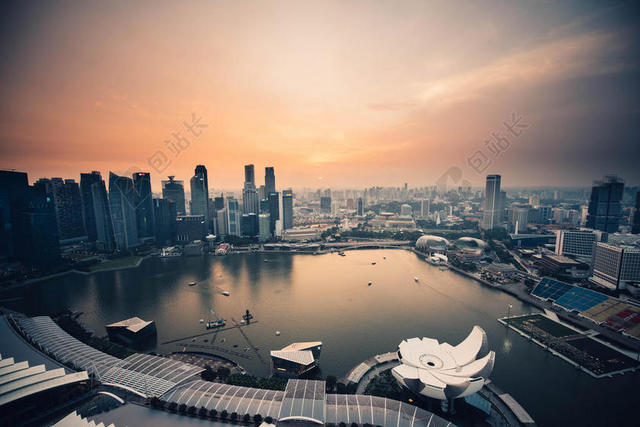 建筑现代彩云下的建筑大厦建筑设计城市景观背景图片