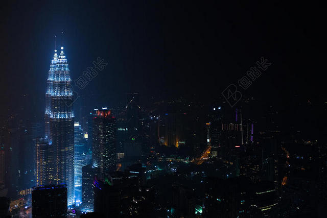 夜色下现代城市世贸中心大楼图片