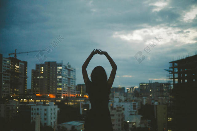 人物神秘灯光闪烁下举手的女孩人物摄影街拍背景图片
