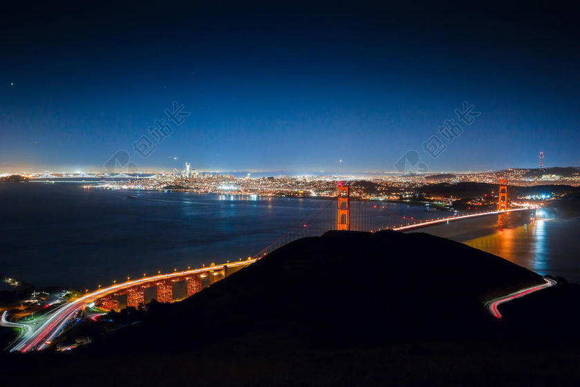 夜晚美丽的大桥和都市背景图片