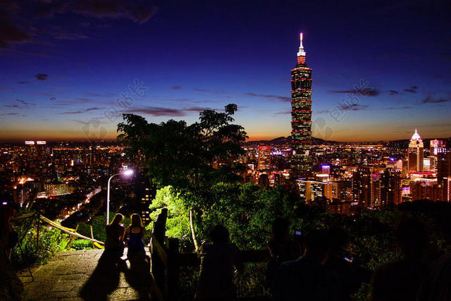 彩色城市景观华丽霓虹闪烁的都市城市夜景景观背景图片