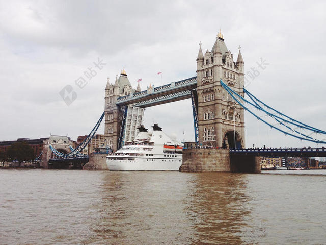 黄色建筑经典水面上的塔桥建筑设计景点旅游背景图片