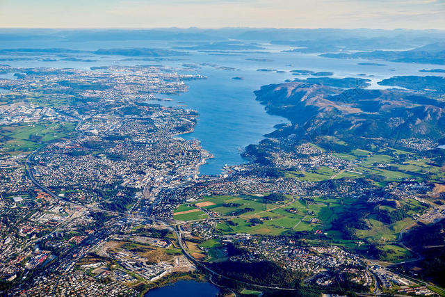 建筑繁华海边山野上的房子建筑城市景观风景背景图片