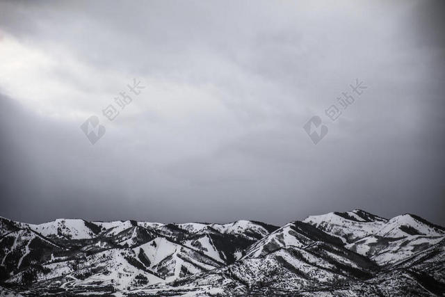 白色旅游自然雪山城市背景图片