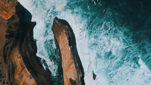 白色的海浪和礁石背景图片