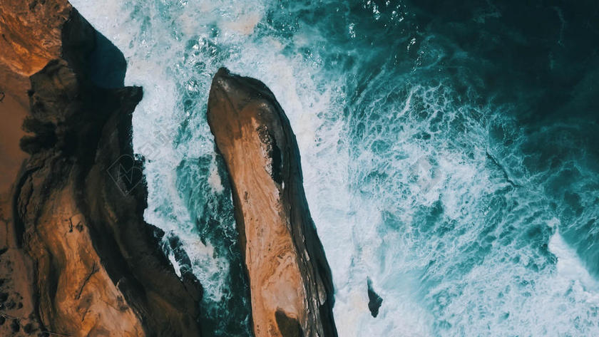 白色的海浪和礁石背景图片