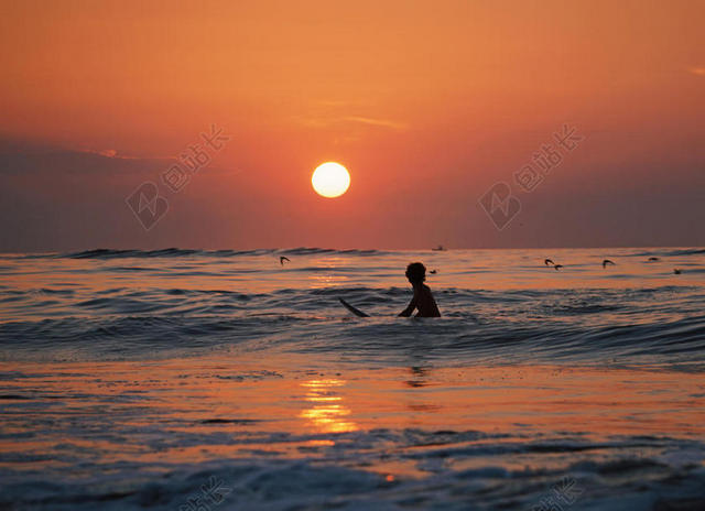 金色的夕阳和少年背景图片