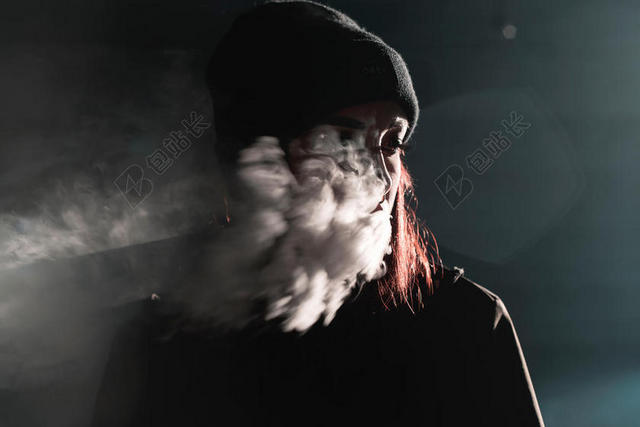 抽烟的女人背景图片
