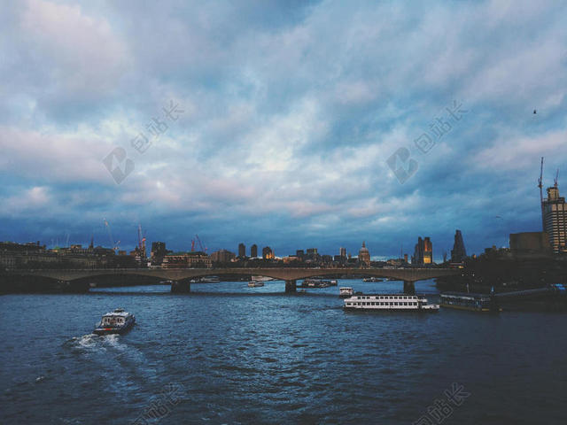 阴天的河流和船舶背景图片