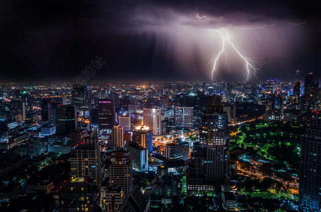 夜晚美丽的都市和闪电背景图片