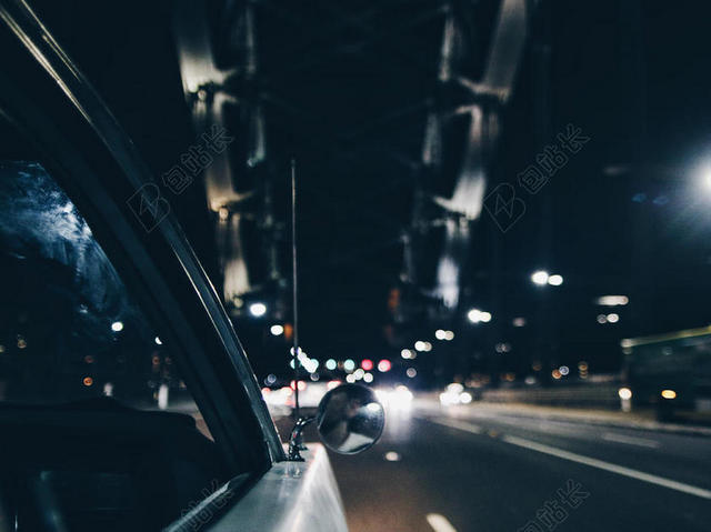 光模糊黑夜中汽车外部的灯光光影城市夜景背景图片