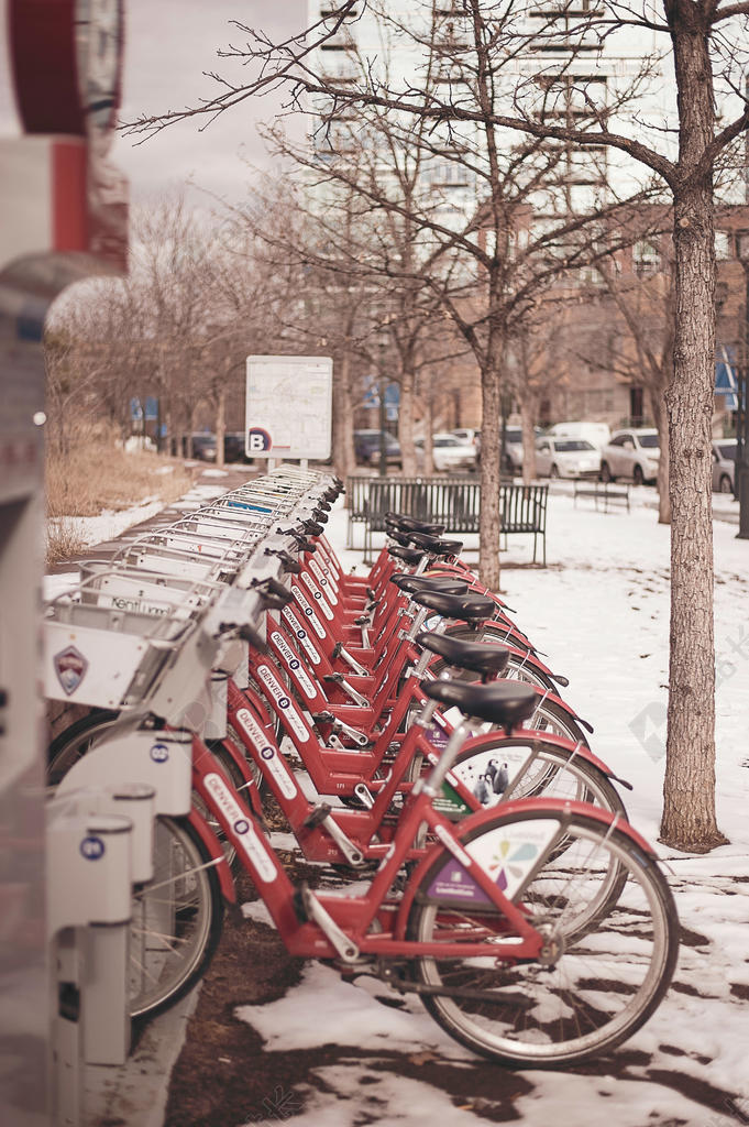 白色建筑唯美北京城都市现代化自行车停放街道背景图片