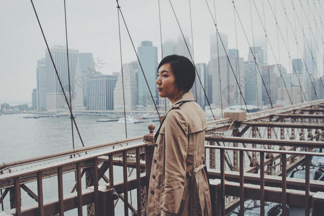 灰色女性站在桥上城市绝望背景图片