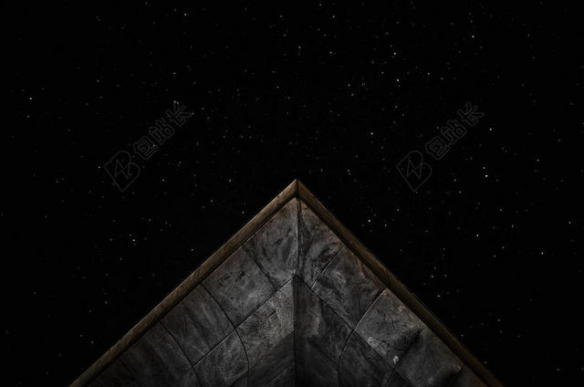 星空下宫殿的屋檐背景图片