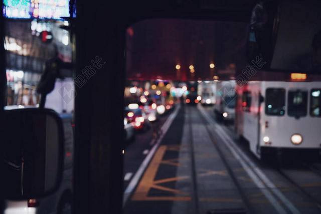 夜晚马路上拥堵的汽车背景图片