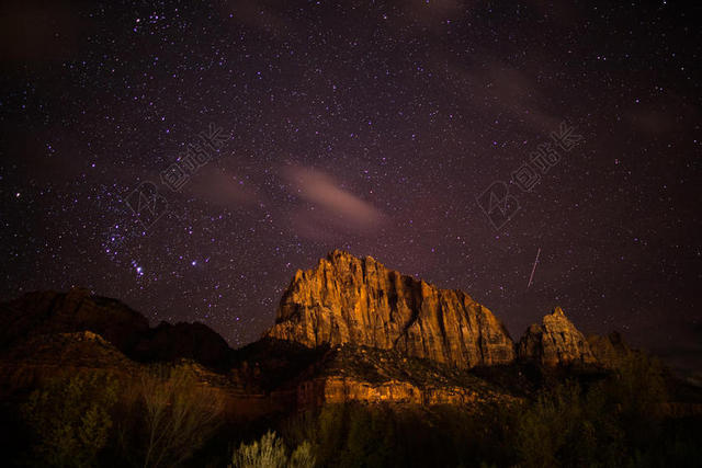 星空下裸露的山丘背景图片