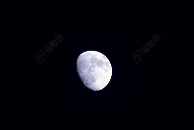 黑白自然鲜明黑夜中的洁白月亮月自然天空背景图片