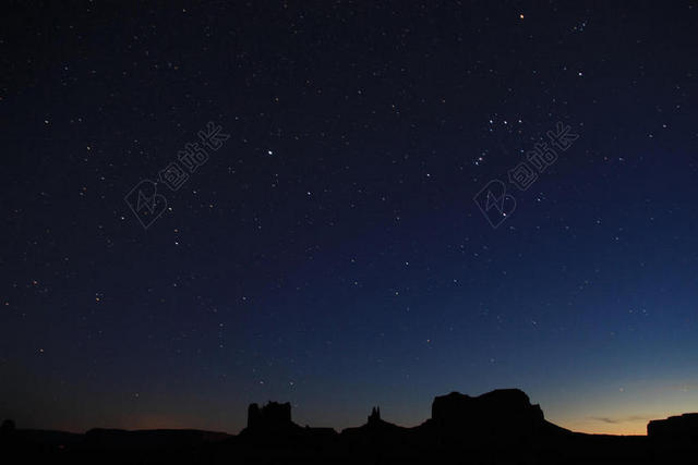 自然灿烂繁星闪烁下的山谷自然山星空背景图片
