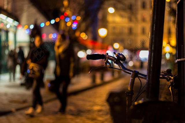 街景文艺霓虹闪烁街头上的自行车夜景背景图片