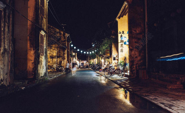 夜晚老旧的街道背景图片