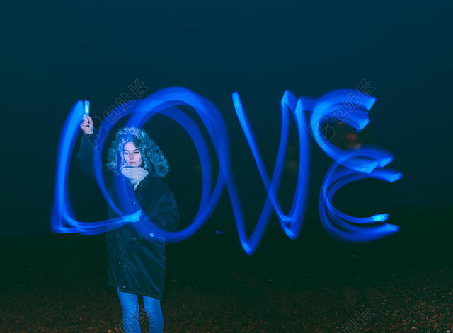 蓝色光女孩拿着喷雾LOVE光影制造背景图片