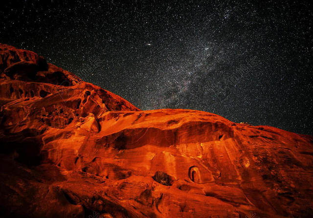 黄白灿烂繁星璀璨下的山峰星空山谷自然背景图片