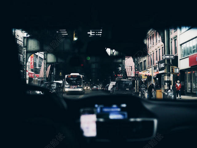 夜晚马路上的公交车背景图片