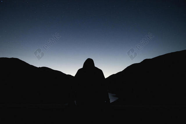 黑蓝人物神秘天空下山谷间的人星空天空山谷夜晚背景图片