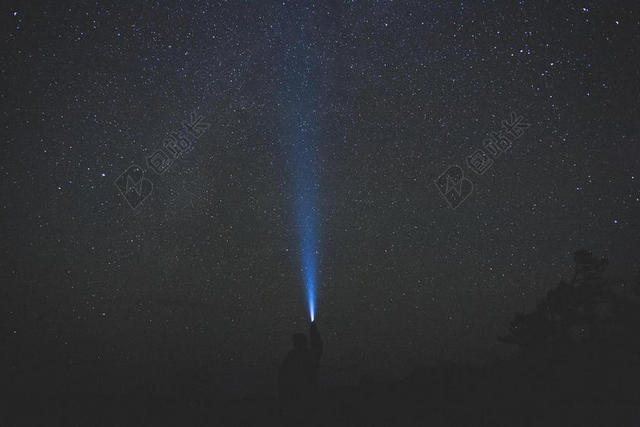 夜晚的星空和灯光背景图片