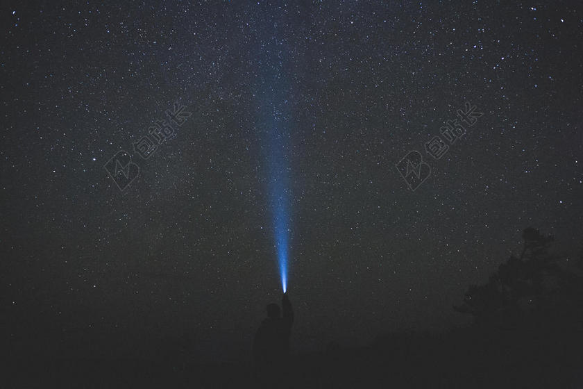 夜晚的星空和灯光背景图片