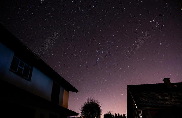 夜晚 晚上 黑夜 黑暗 灯光 霓虹灯 星空 星星 闪光 明星 房子 房间 住宅 树木 丛林 森林 天空 树 树木 树林 森林