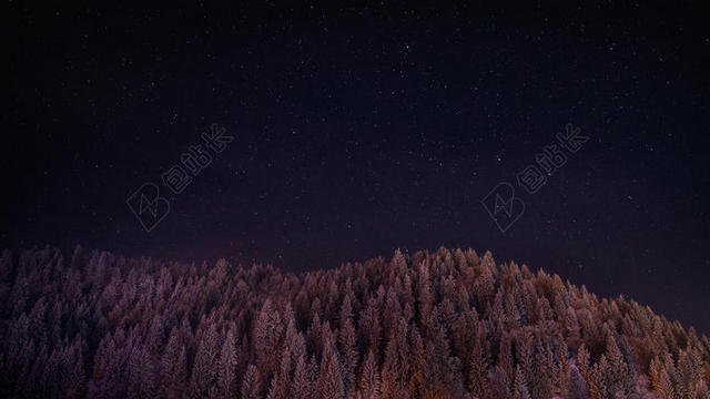 自然璀璨星星闪烁下的山林山野夜晚星空背景图片