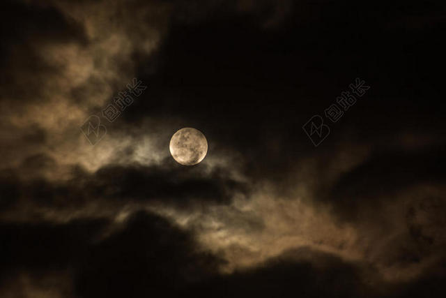 夜晚 晚上 黑夜 黑暗 灯光 霓虹灯 天空 云 云朵 天空