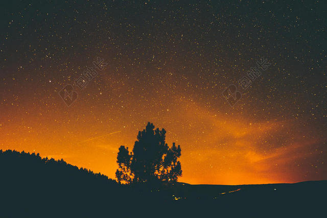 黄黑唯美繁星闪烁下山野间的黄色光彩星空夜晚自然背景图片