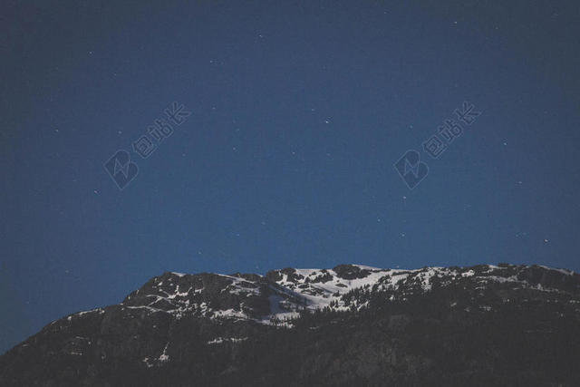 自然精密蓝天繁星和积雪山峰自然星空野外山背景图片