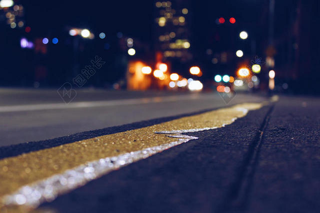 马路上的黄色线背景图片