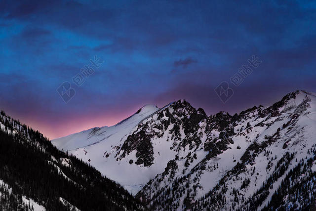 自然那美丽蓝天下的雪山自然旅游摄影背景图片