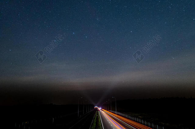 光影美丽繁星下的交通自然星空交通背景图片