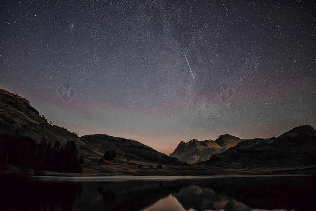 夜晚 晚上 黑夜 黑暗 灯光 霓虹灯 星空 星星 闪光 明星 天空 山 山峦 山峰